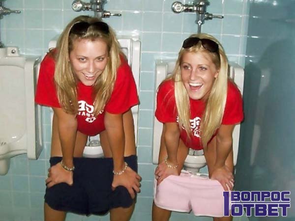 Две женщины делят один член в туалете