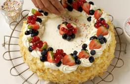 간단하고 독창적인 방법으로 딸기로 케이크를 장식하는 방법은 무엇입니까?